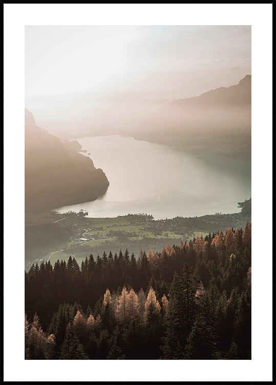 Poster met uitzicht op Misty Lake en de bergen 