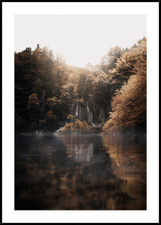 Zonsopgang in het Mistige Bos met Reflecties Poster 