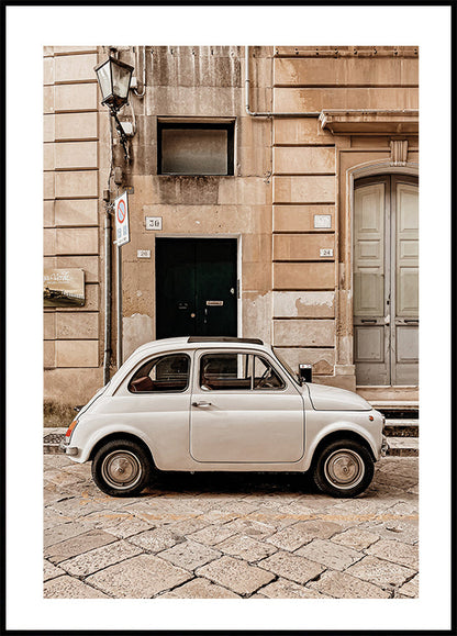 Klassieke auto in stedelijke omgeving poster