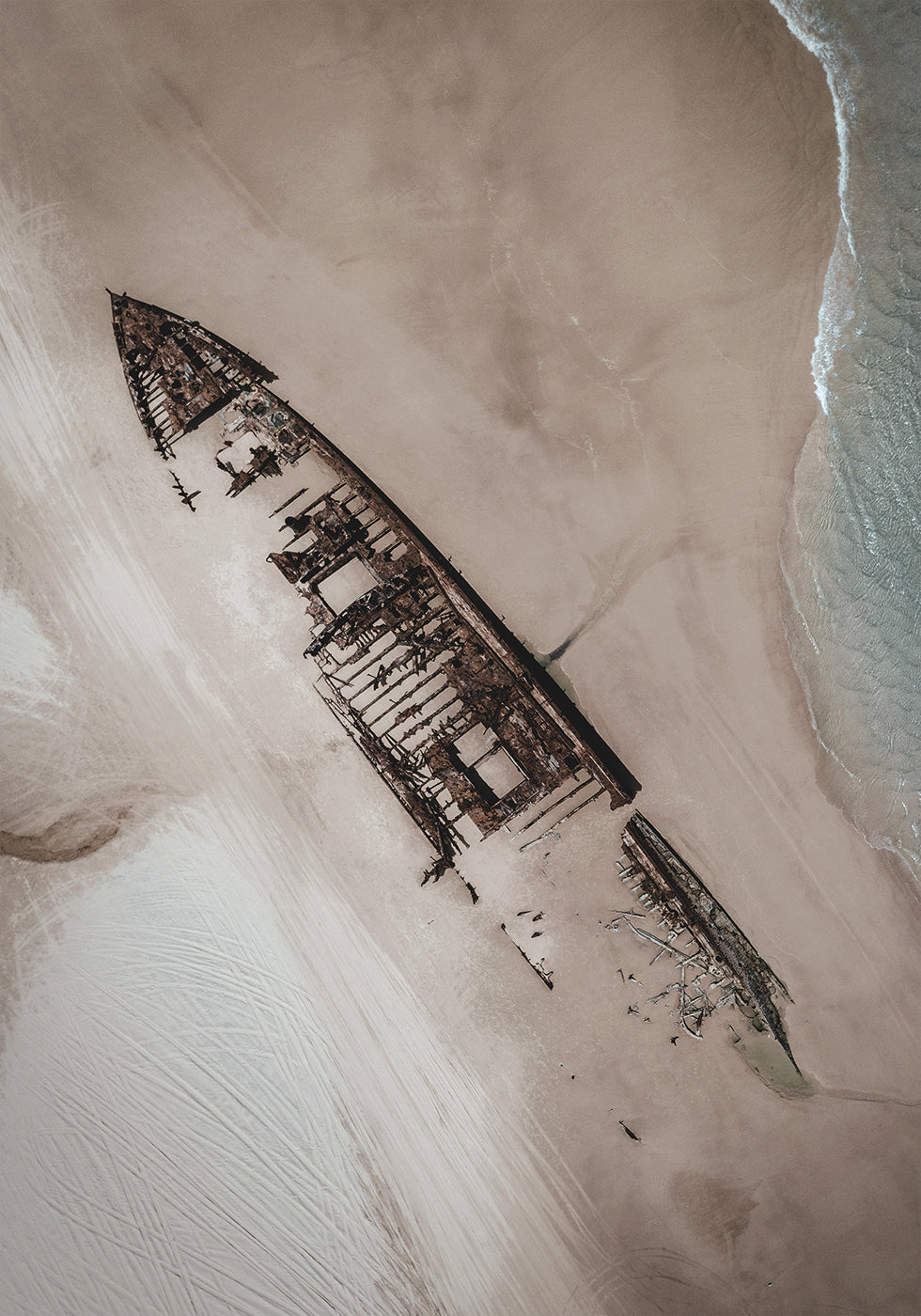 Poster Oud schip op het strand 